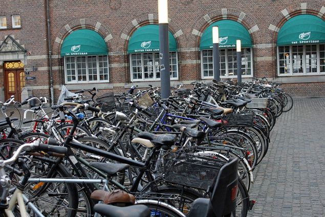 Pyöräily sujuu Kööpenhaminassa. Tosin usein ilman kypärää ja valoja.